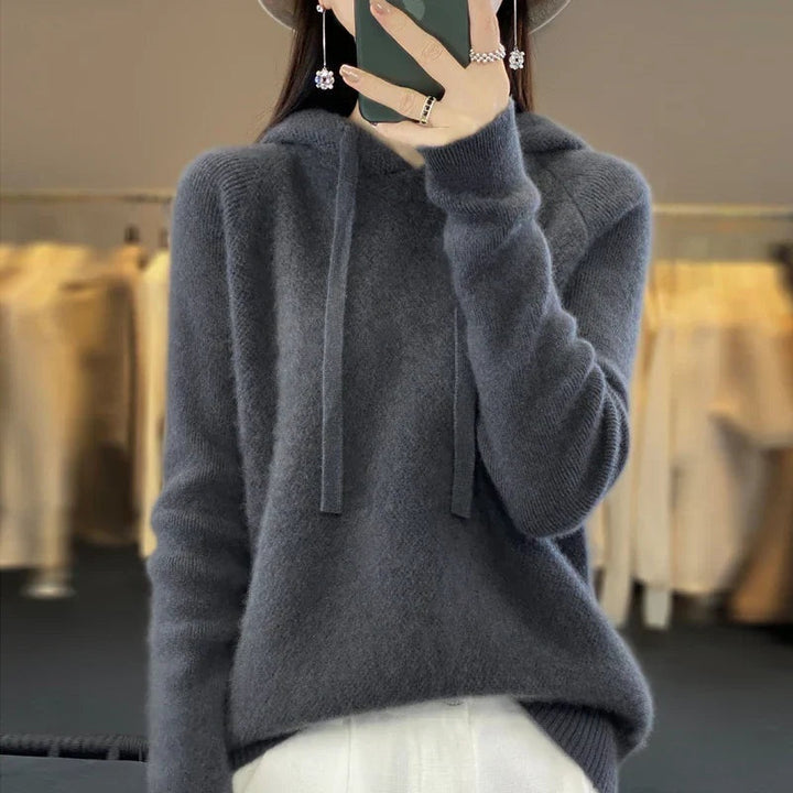 Elegante camisola de malha feminina em lã merino com capuz, um must-have para looks casuais de inverno.