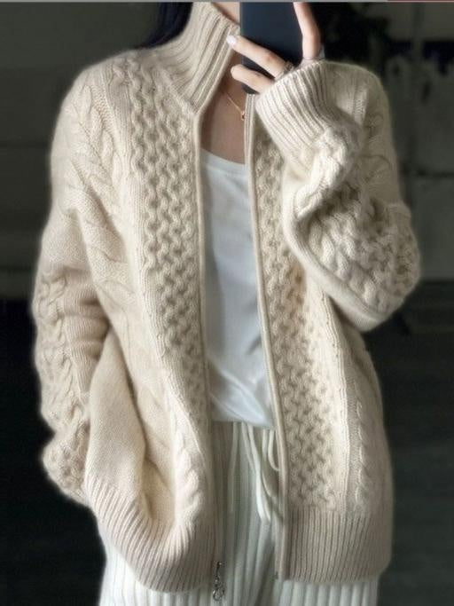 Cardigan feminino de malha aconchegante com gola alta e zíper frontal, ideal para o inverno e conforto.