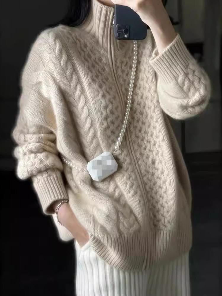 Cardigan feminino oversize de malha com gola alta e zíper, peça casual e estilosa para o frio.