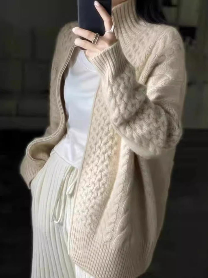 Cardigan feminino aconchegante em malha, gola alta e zíper. Perfeito para o estilo casual e dias frios.