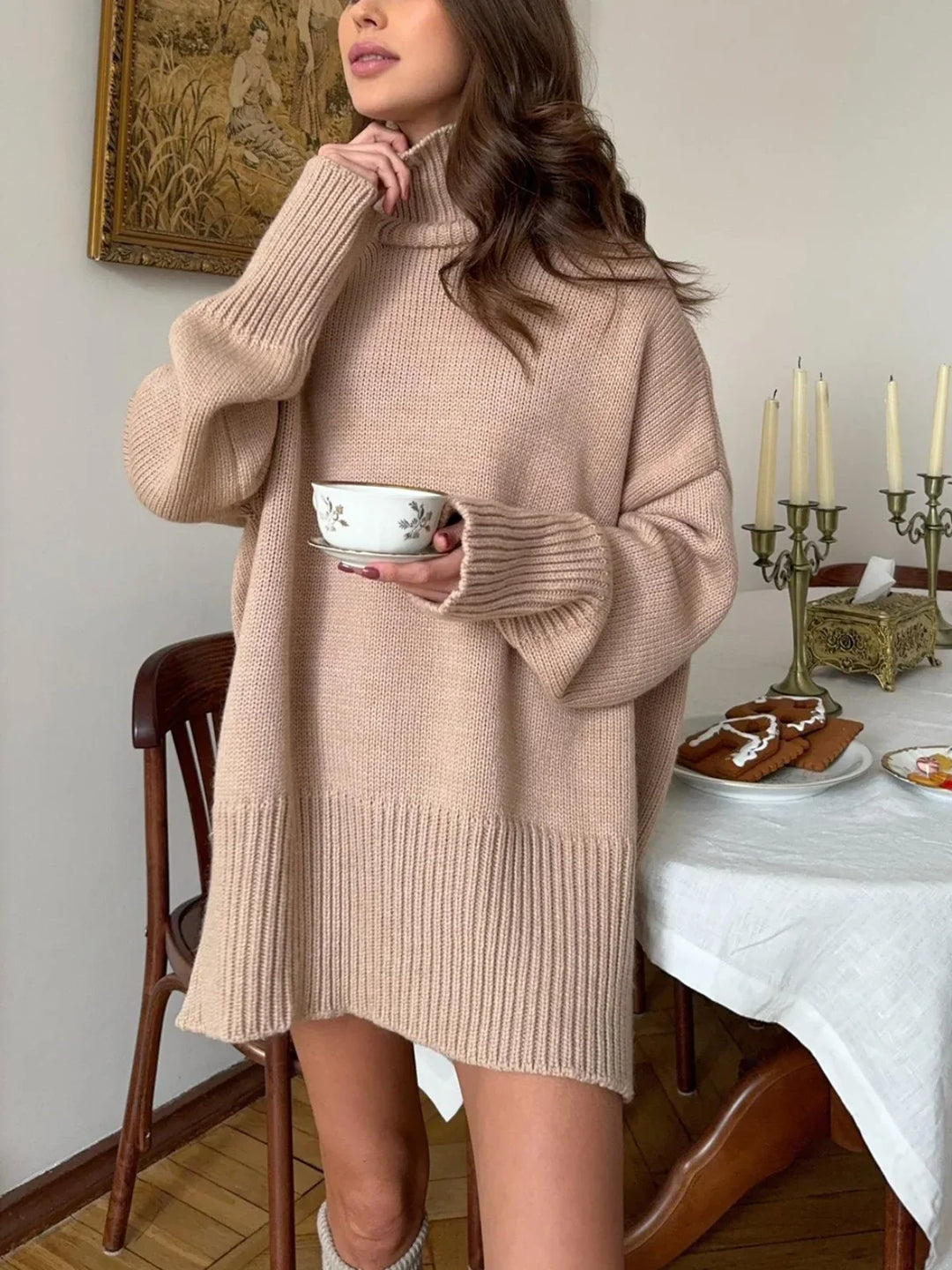 Suéter casual feminino branco de gola alta em malha, perfeito para outono.