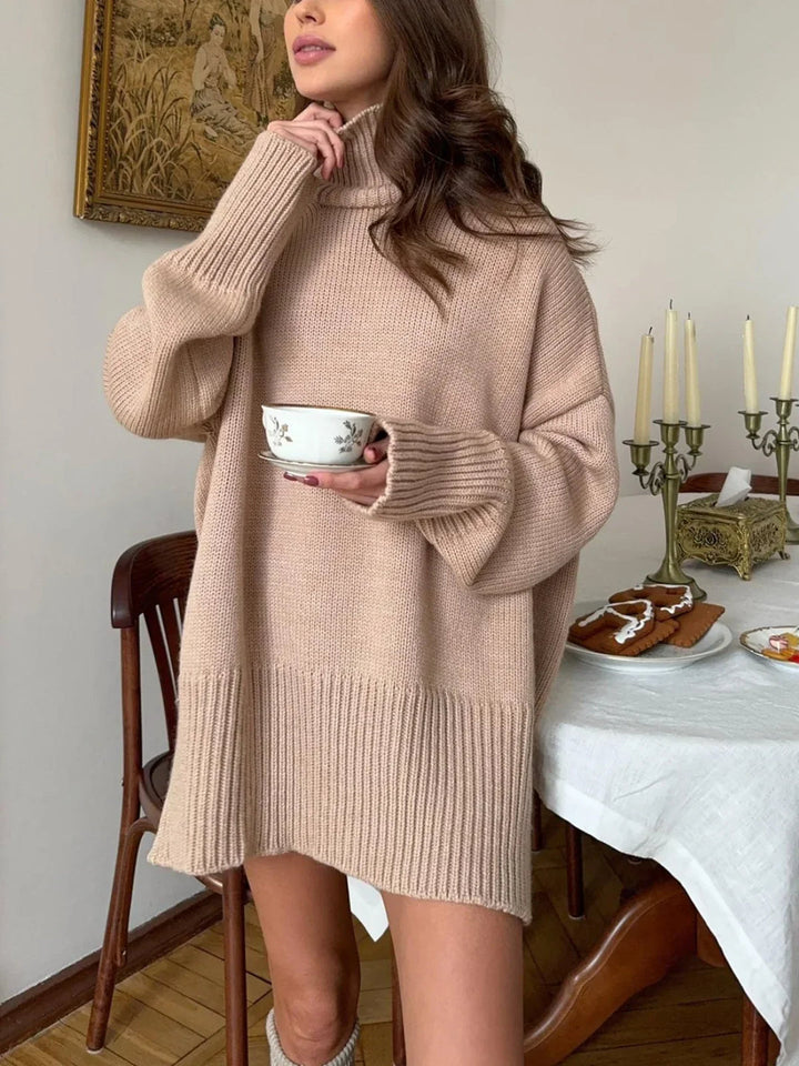 Suéter casual feminino branco de gola alta em malha, perfeito para outono.
