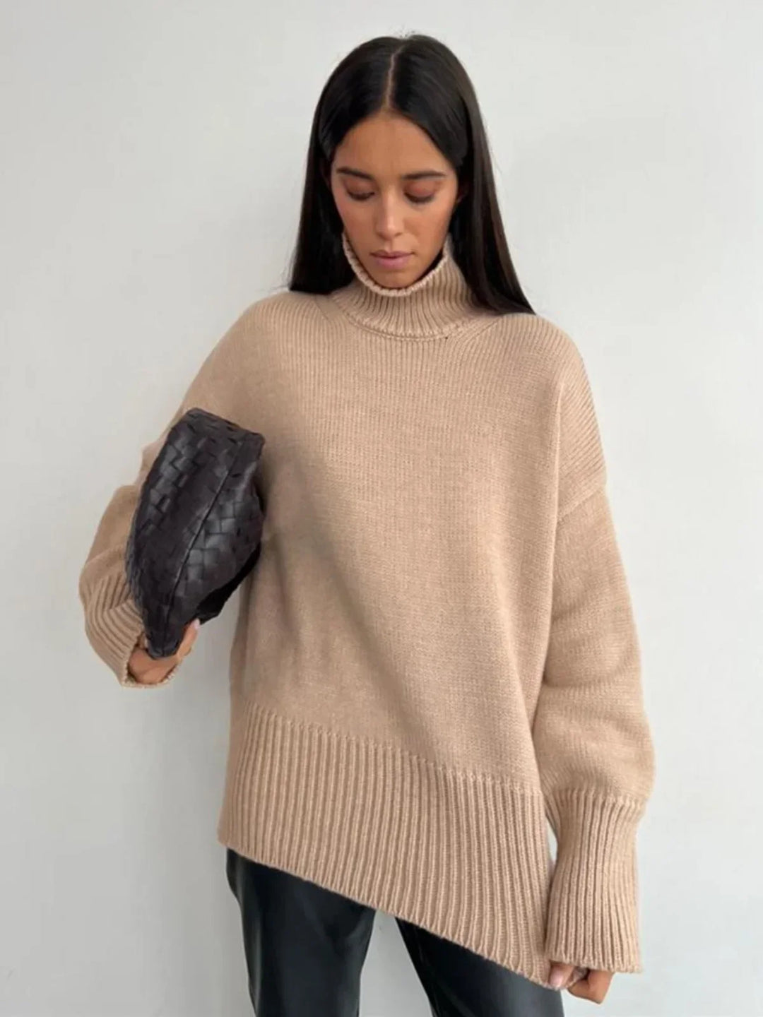 Suéter de gola alta feminino branco, ideal para look casual chic ou ambiente de trabalho.