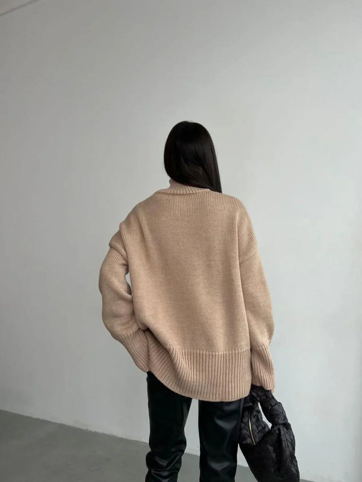 Moda inverno: suéter feminino de gola alta branco, peça quente e elegante.