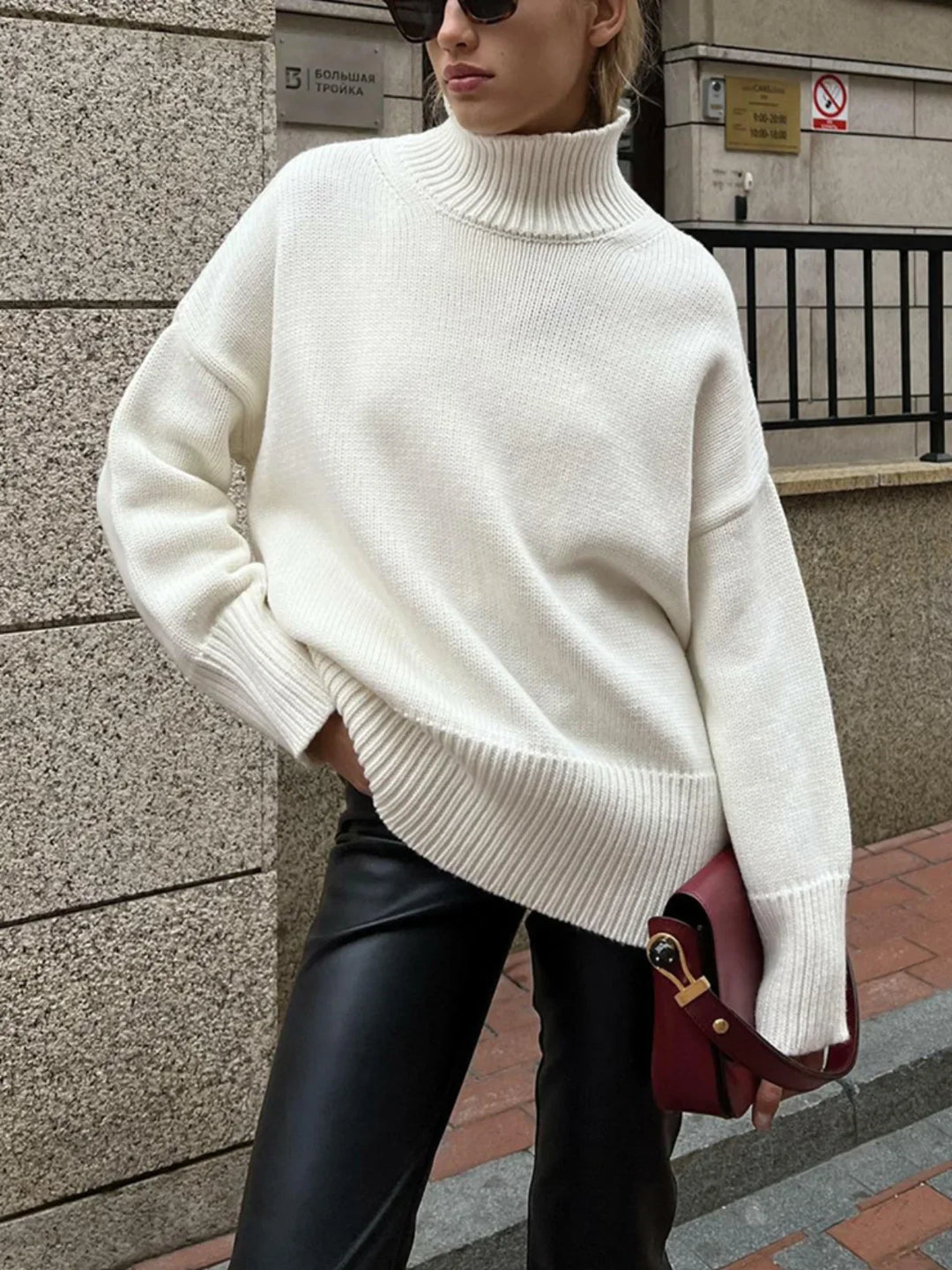Suéter feminino cáqui de gola alta, elegante e versátil para looks de trabalho.