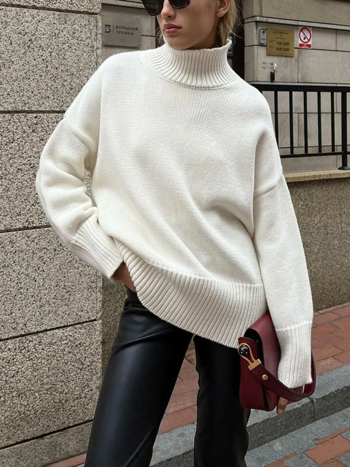 Suéter feminino cáqui de gola alta, elegante e versátil para looks de trabalho.