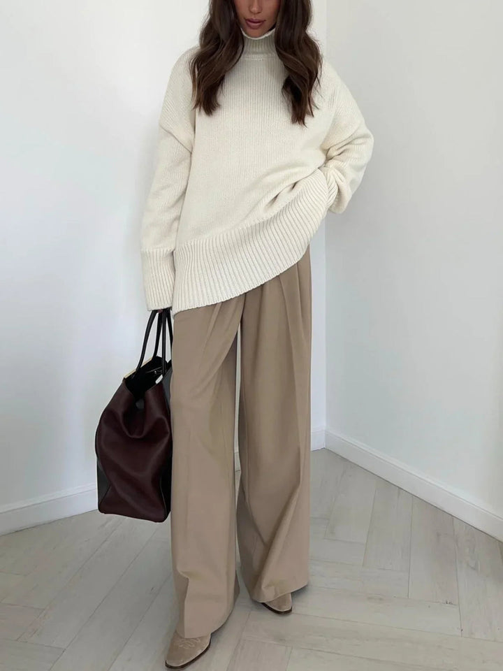 Suéter feminino gola alta em tom cáqui, perfeito para um estilo versátil e confortável.