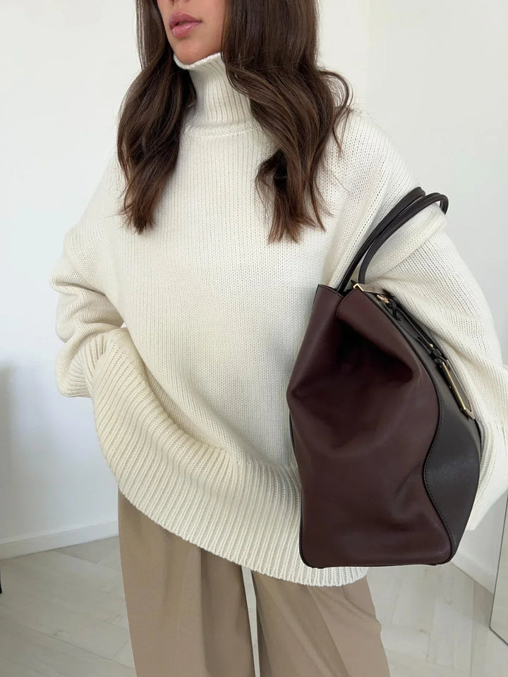 Suéter feminino cáqui, de gola alta, para adicionar elegância e versatilidade ao seu guarda-roupa.