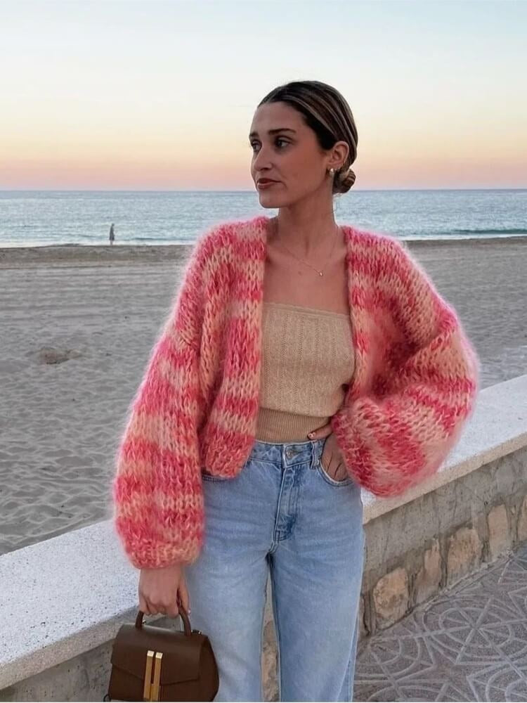Camisola feminina de lã, malha grossa oversize, com riscas. Peça confortável e versátil para inverno/outono.