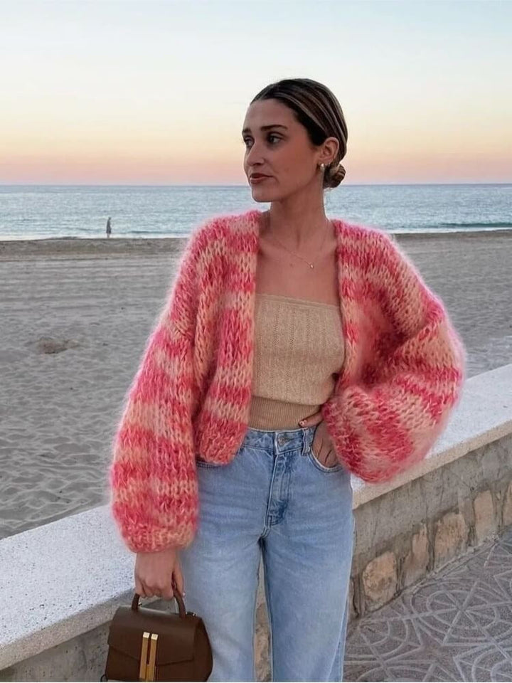 Camisola feminina de lã, malha grossa oversize, com riscas. Peça confortável e versátil para inverno/outono.