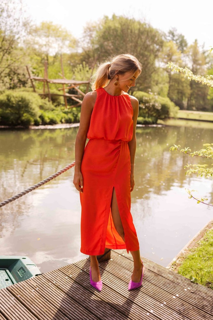Vestido midi elegante feminino para verão, decote alto, estilo e conforto em laranja.