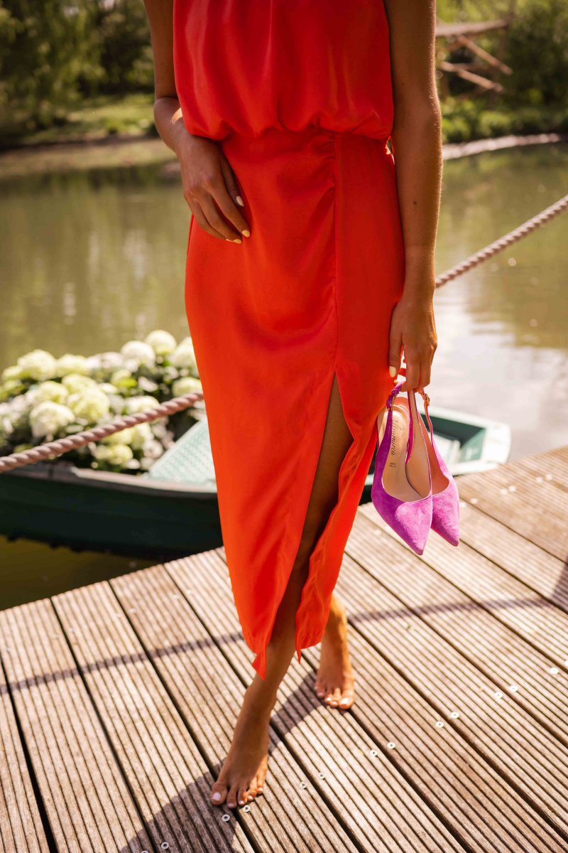 Vestido de festa midi feminino, laranja vibrante, decote alto, elegante para o verão.