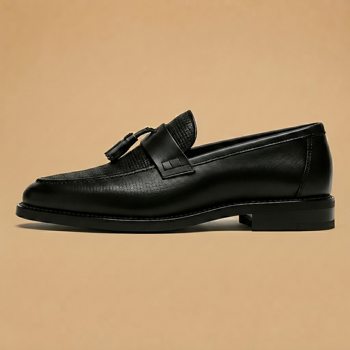 Loafers masculinos elegantes de couro com borlas e textura trançada para estilo formal ou smart-casual.
