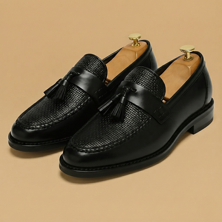 Calçado masculino formal: loafers de couro elegantes com borlas, ideais para conforto e estilo sofisticado.