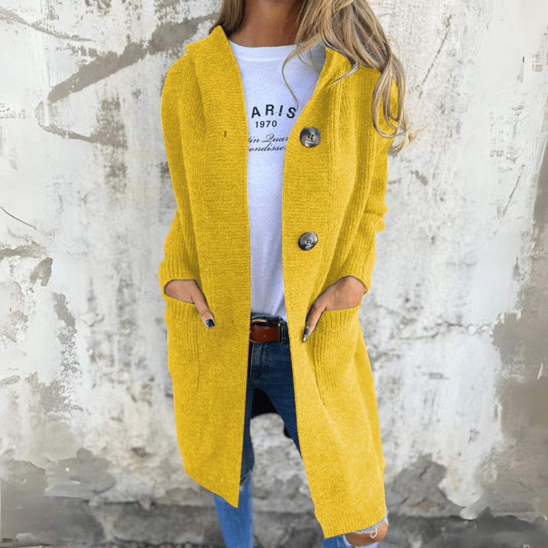 Mulher usando casaco longo feminino elegante de primavera, exibindo estilo e conforto em roupa outono.
