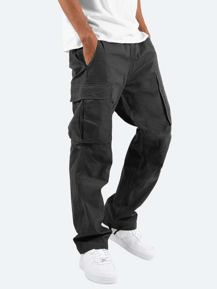 Calças cargo masculinas com design de perna reta e múltiplos bolsos, ideais para um look casual e funcional.