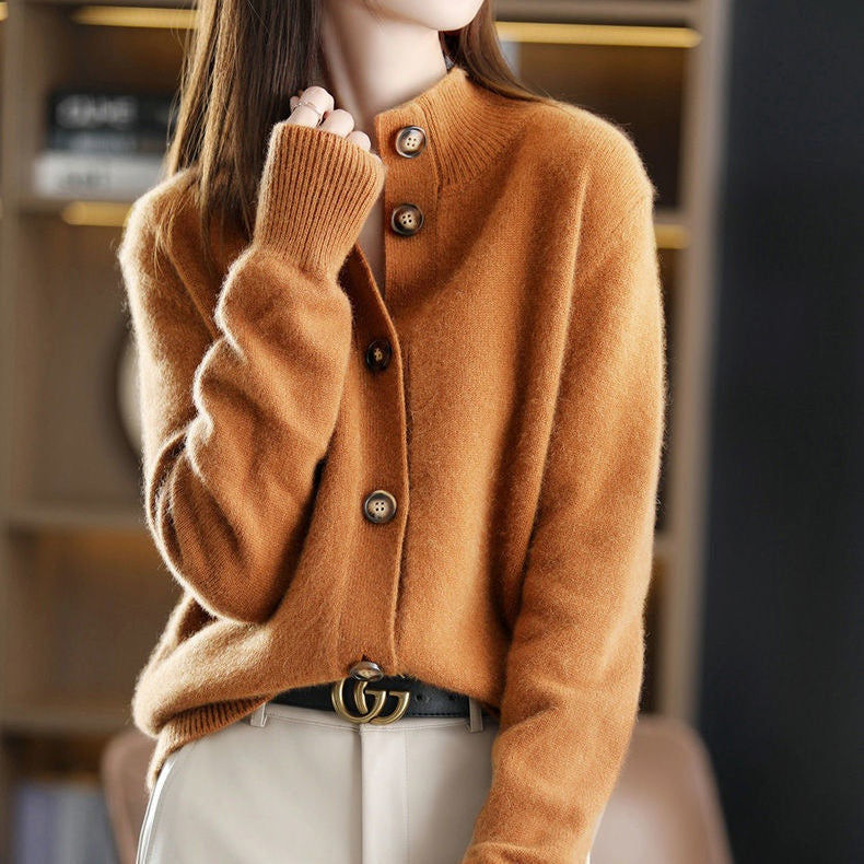 Cardigan feminino de lã com gola meia-alta, ideal para moda outono e inverno.