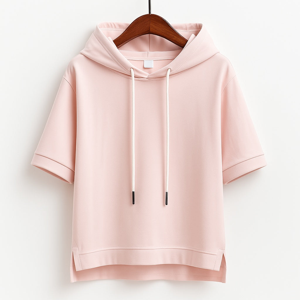 Hoodie feminino manga curta com capuz e cordão ajustável, ideal para um look casual e confortável.