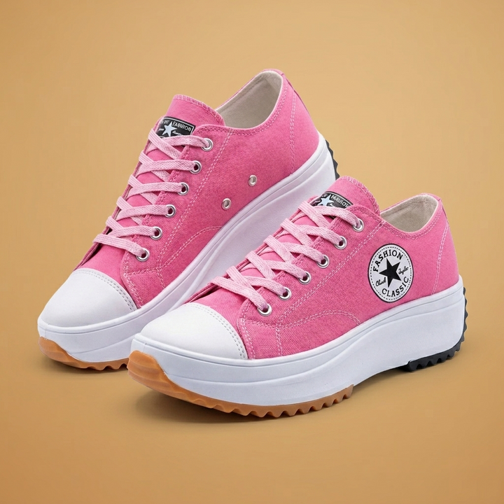 Moderna sapatilha de plataforma feminina com cordões. Sola dentada marcante, ideal para um look estiloso e casual.