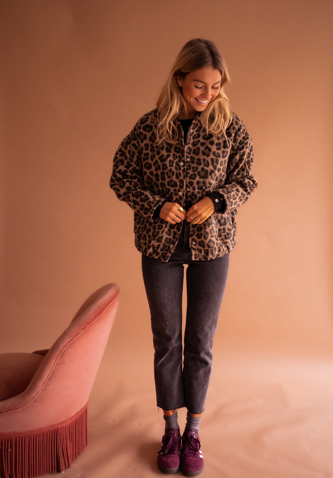 Jaqueta feminina de leopardo, peça de moda essencial que combina estilo elegante e conforto para qualquer look.
