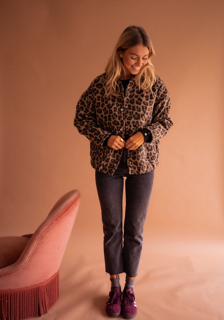Jaqueta feminina de leopardo, peça de moda essencial que combina estilo elegante e conforto para qualquer look.