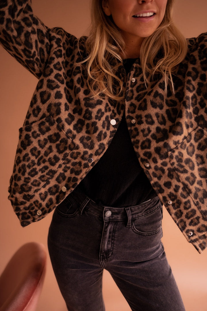 Jaqueta bomber feminina com estampa de leopardo, versátil para moda primavera-outono.