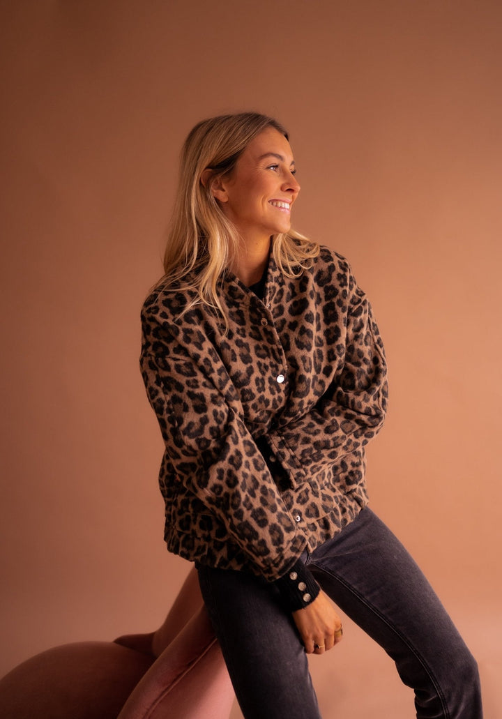 Jaqueta feminina de leopardo para um visual casual chic, combinando conforto e as últimas tendências.