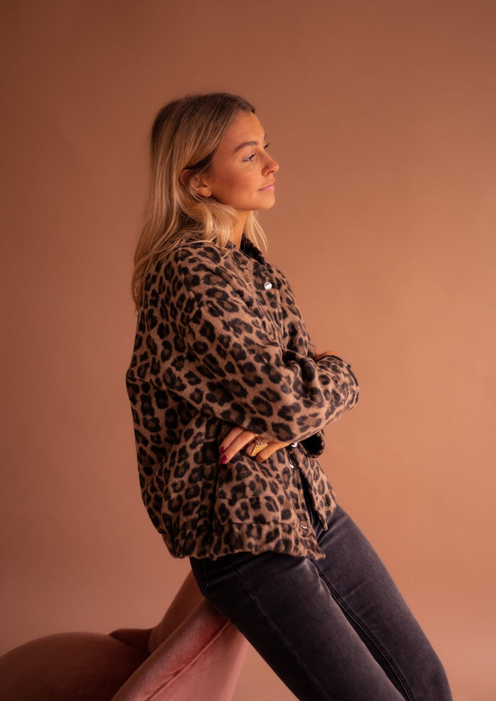 Jaqueta feminina em leopardo, design moderno e elegante para diversas ocasiões, do casual ao chic.