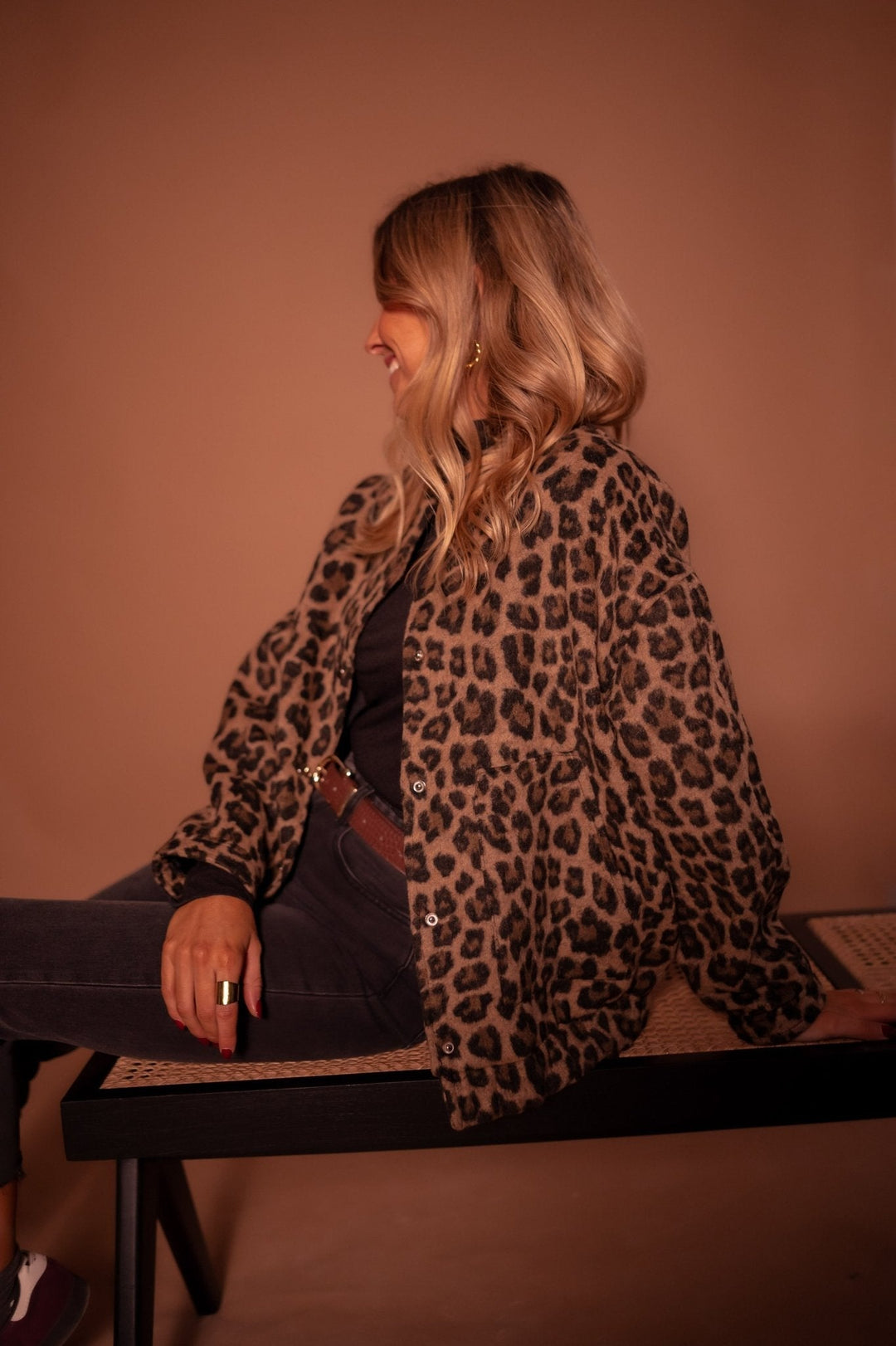 Confortável jaqueta feminina casual com estampa de leopardo, estilo elegante para o dia a dia.