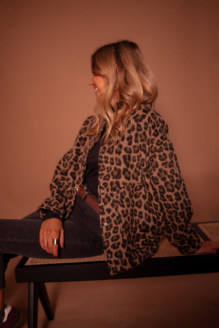 Confortável jaqueta feminina casual com estampa de leopardo, estilo elegante para o dia a dia.