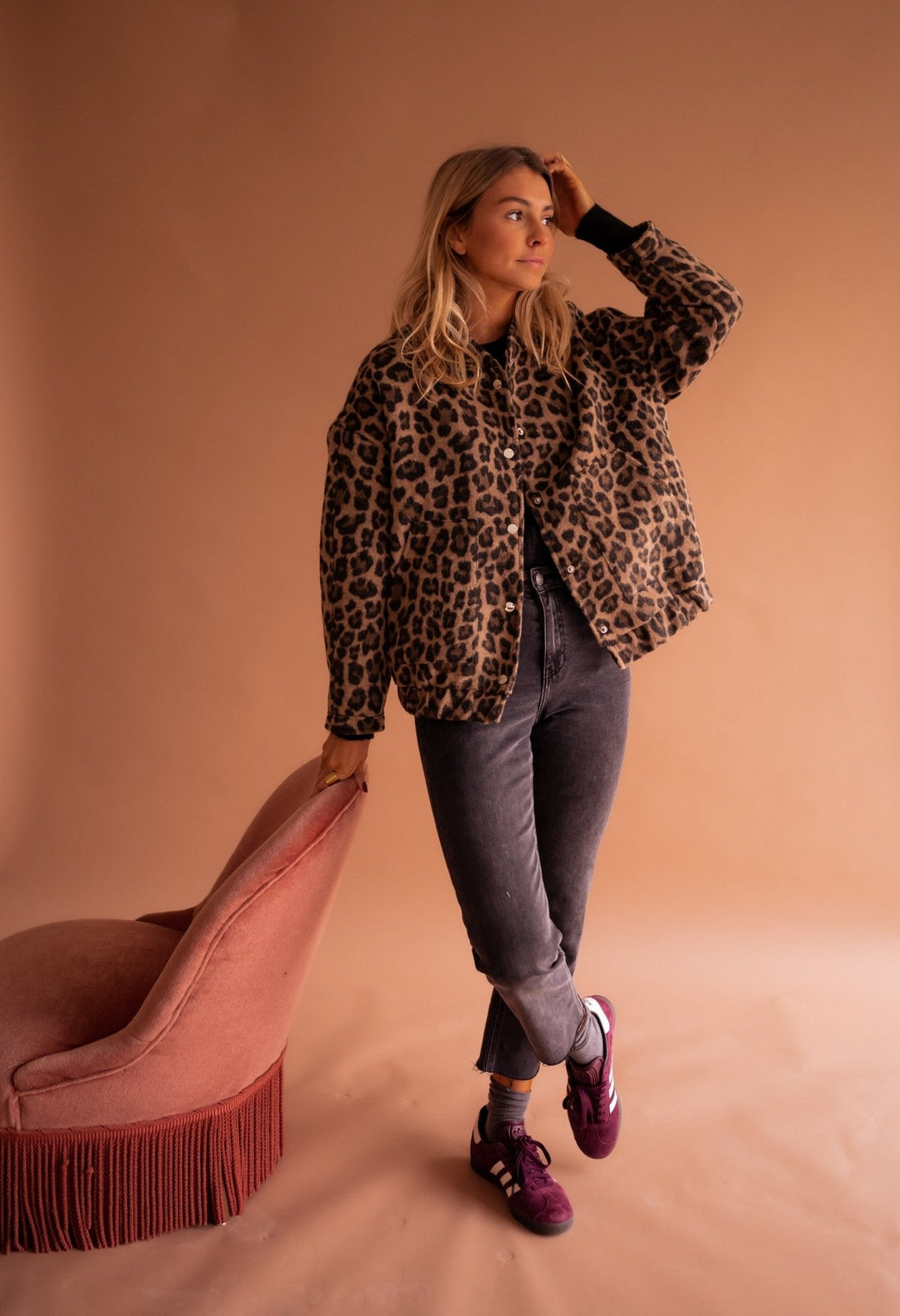 Jaqueta de leopardo feminina versátil, perfeita para looks de primavera e outono com muito estilo.
