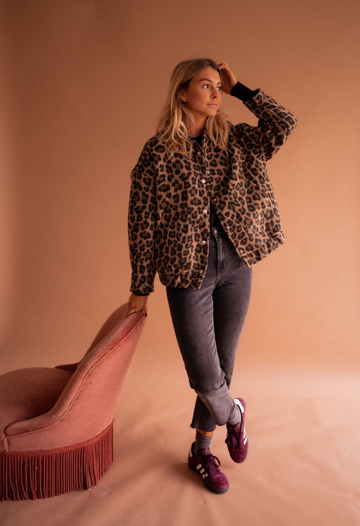 Jaqueta de leopardo feminina versátil, perfeita para looks de primavera e outono com muito estilo.