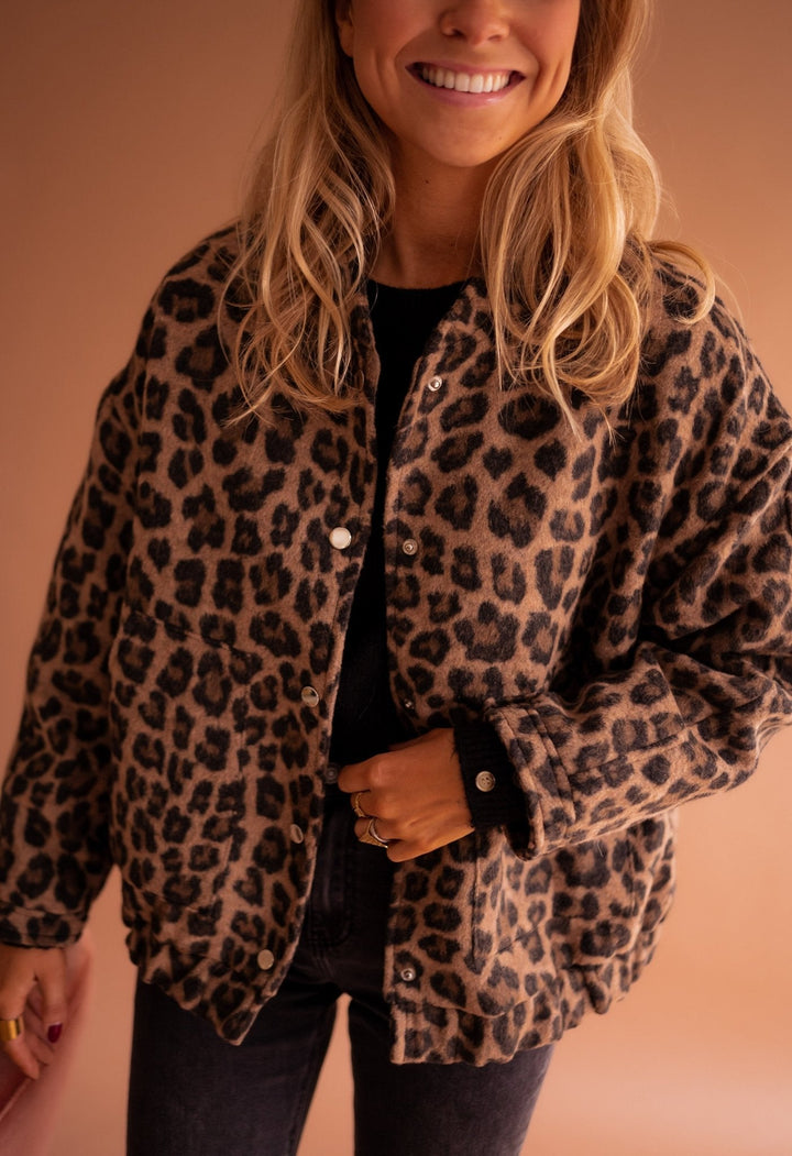 Jaqueta feminina elegante de leopardo, ideal para um look moderno e sofisticado.