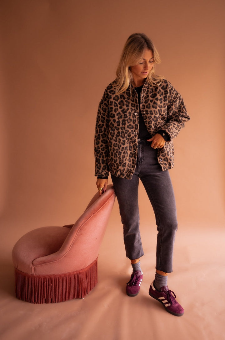 Estilosa jaqueta feminina com estampa de leopardo vibrante, adicionando moda e personalidade ao visual.