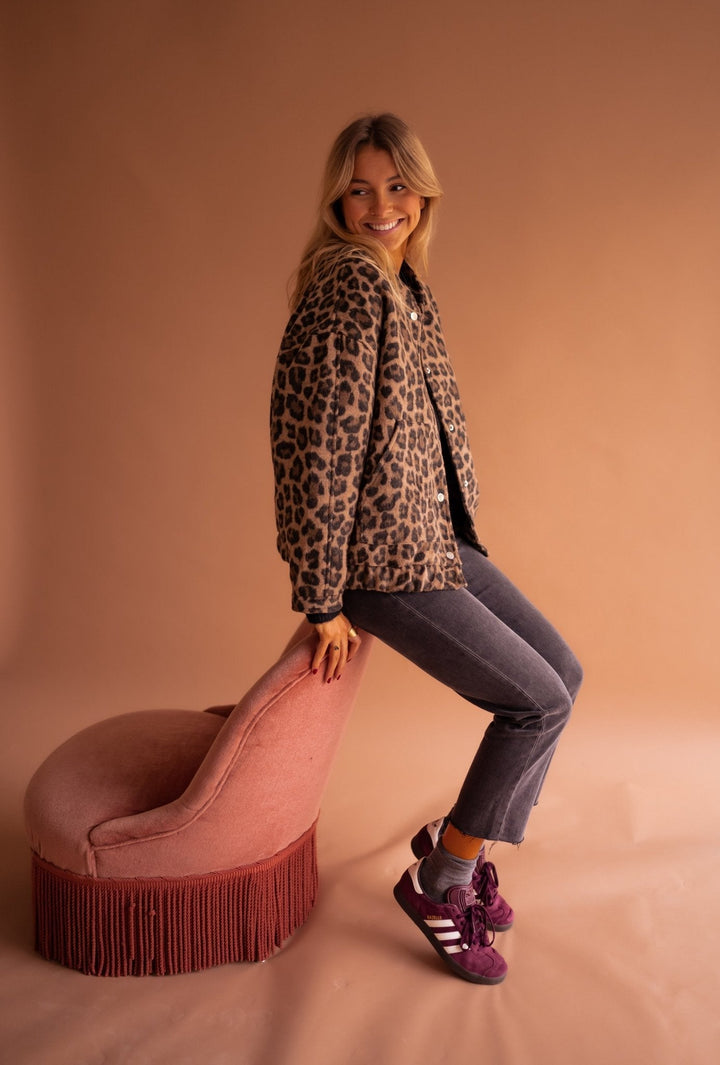 Jaqueta feminina com estampa de leopardo, design moderno que oferece estilo, conforto e um toque elegante.