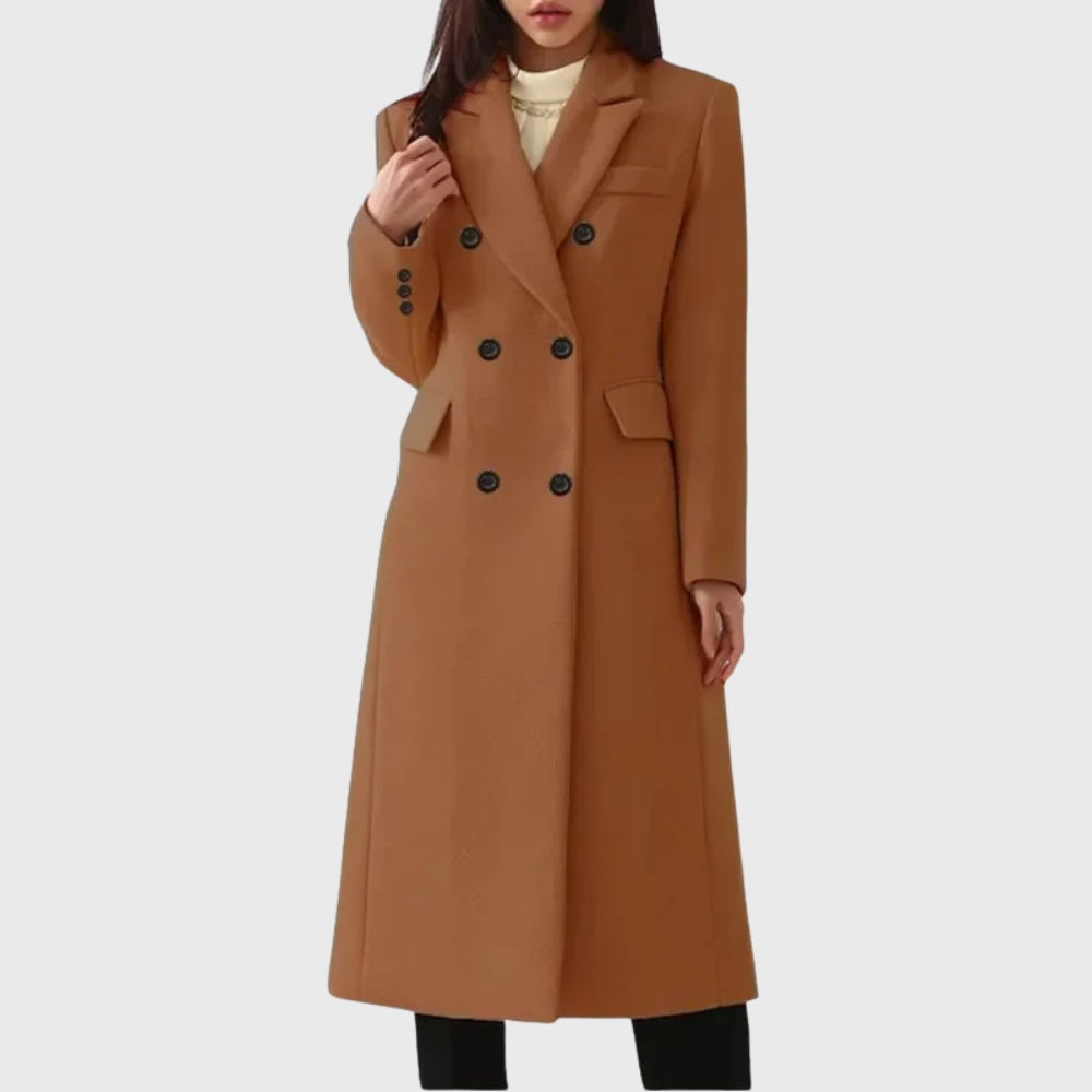 Roupa feminina de inverno: sobretudo comprido de lã com dupla abotoadura. Estilo clássico e elegante.