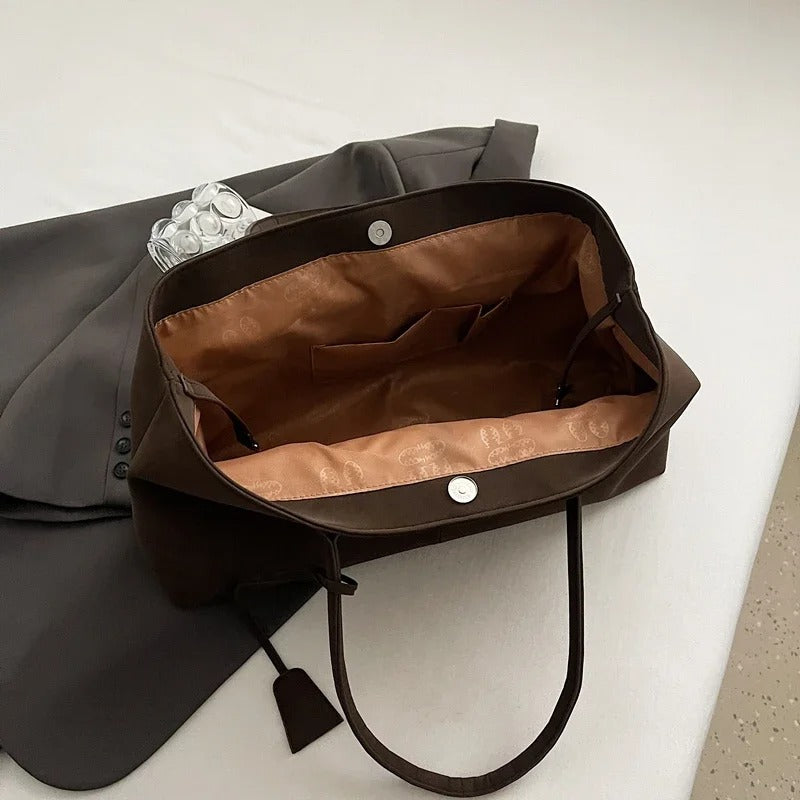 Bolsa Maxi feminina espaçosa para o dia a dia, trabalho e compras com estilo.