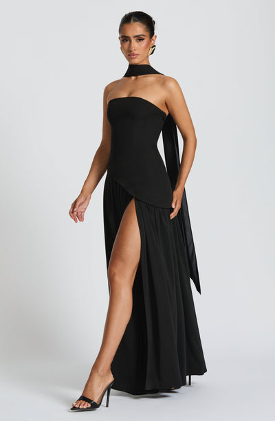 Vestido maxi feminino para festa, com fenda, ideal para verão e eventos noturnos.