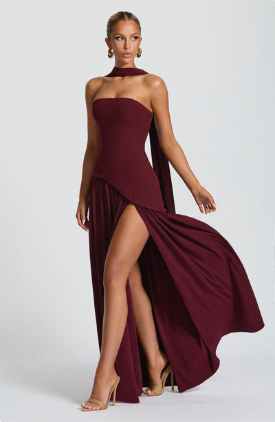 Vestido de festa longo e elegante, sem alças, com fenda, moda feminina para noite.