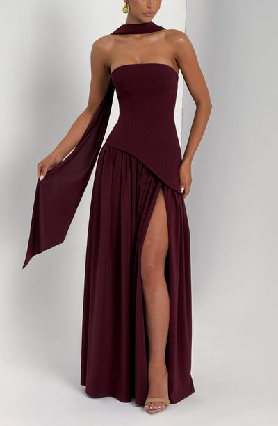 Vestido feminino para ocasião especial, design maxi e elegante, perfeito para casamento.