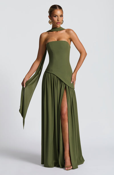 Vestido de festa elegante, longo, sem alças, moda verão, para noites especiais.