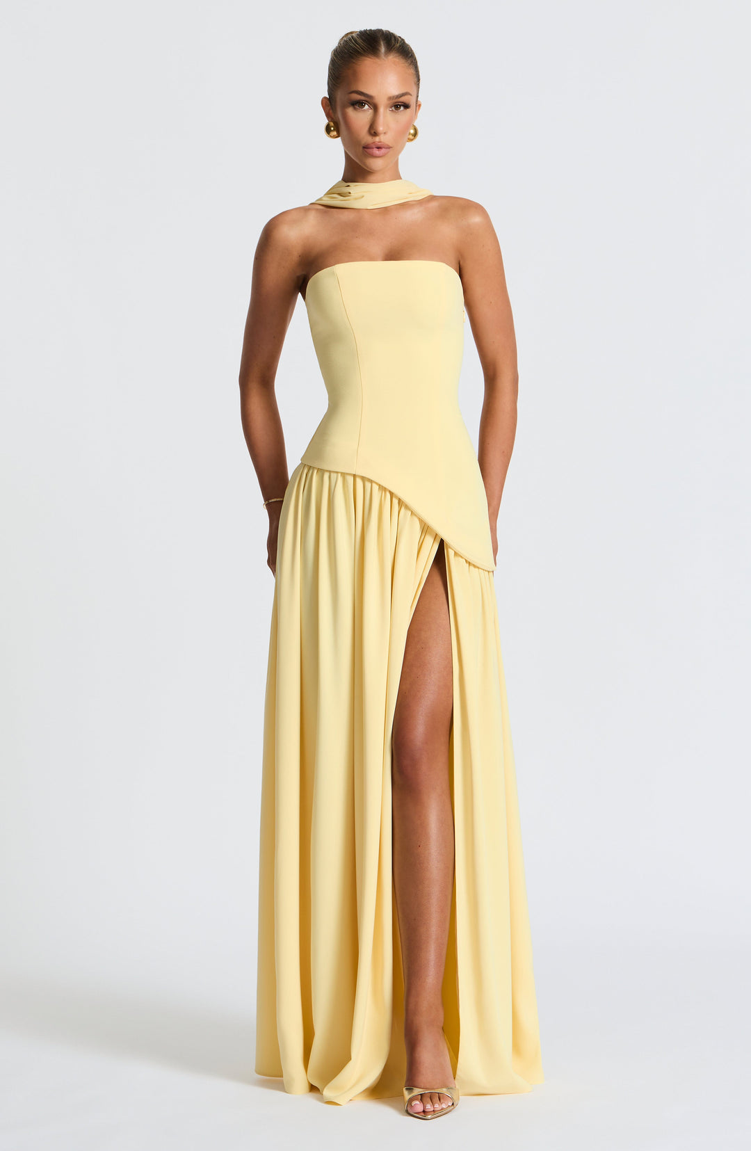 Vestido maxi feminino elegante para festa, com fenda e design sem alças. Ideal para ocasiões especiais.
