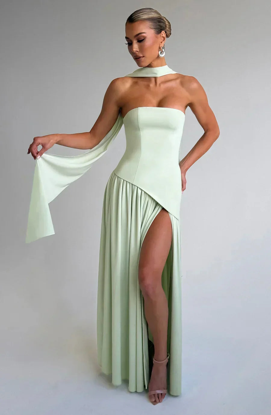 Vestido feminino longo para noite, elegante, com fenda, perfeito para ocasiões especiais.