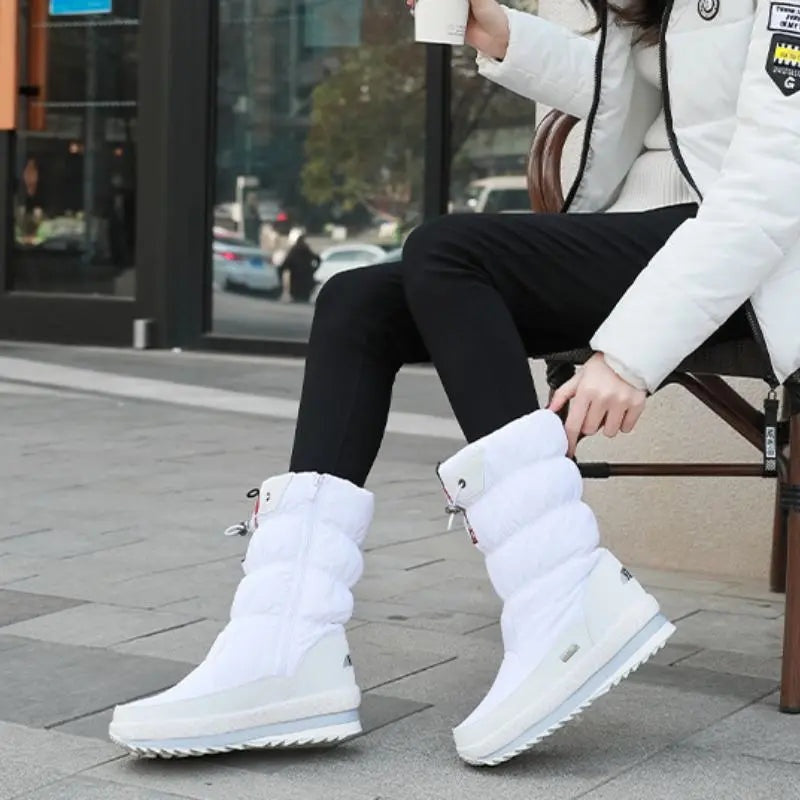 Botas de neve femininas impermeáveis e acolchoadas, cano médio. Calçado quente e confortável para o inverno.