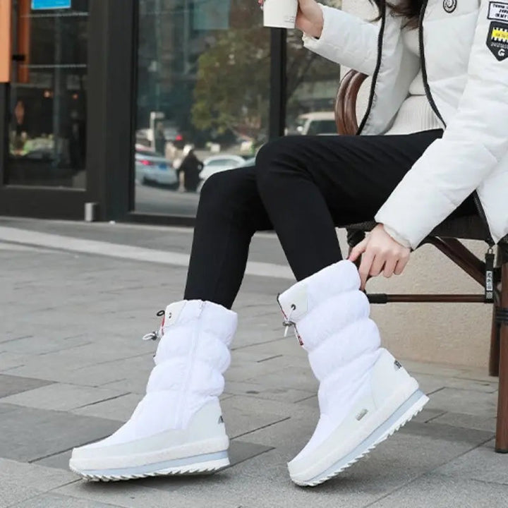 Botas de neve femininas impermeáveis e acolchoadas, cano médio. Calçado quente e confortável para o inverno.