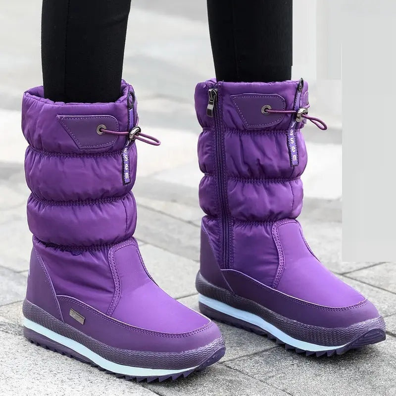 Botas de neve impermeáveis para mulher, acolchoadas e cano médio. Ideal para enfrentar o frio e a neve com estilo.