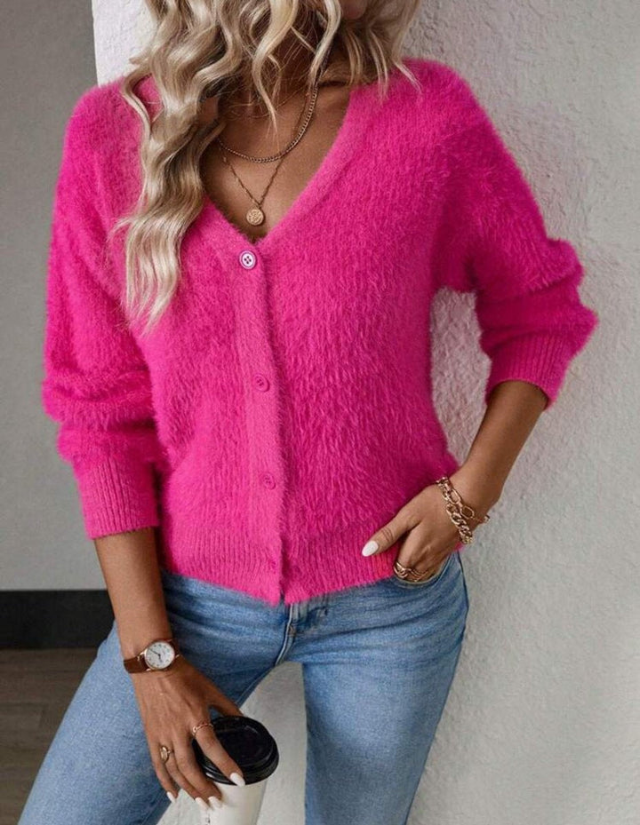 Casaco feminino felpudo de malha macia, decote V e botões. Conforto e estilo elegante para dias frios.