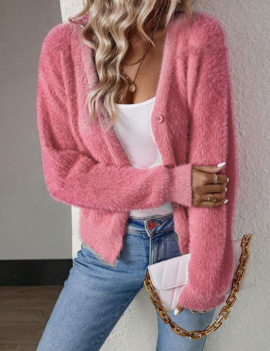 Moda feminina: casaco de malha felpuda com decote V e botões. Tendência elegante para outono/inverno.
