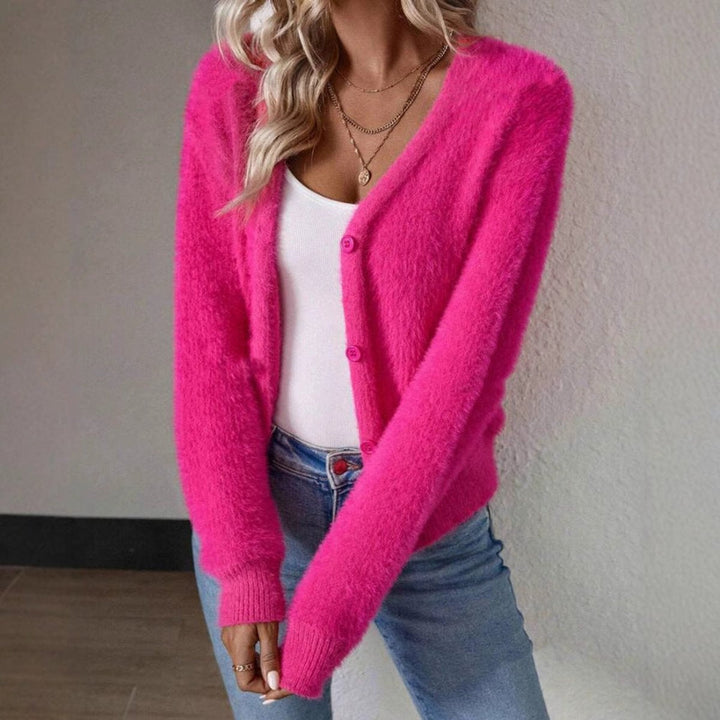 Modelo vestindo casaco de malha felpuda feminino, decote V e botões. Estilo confortável de outono/inverno.