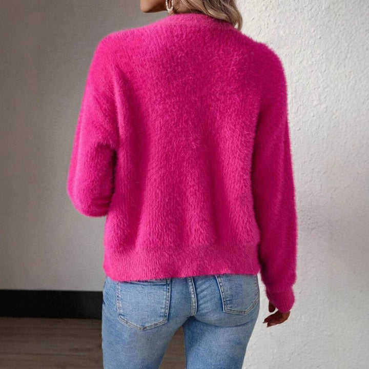 Casaco de malha felpudo feminino para outono/inverno. Design com decote V clássico e botões.